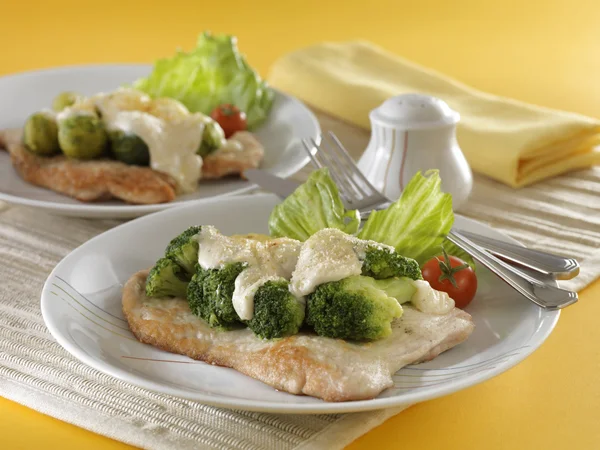 Geroosterde kalkoen met broccoli — Stockfoto