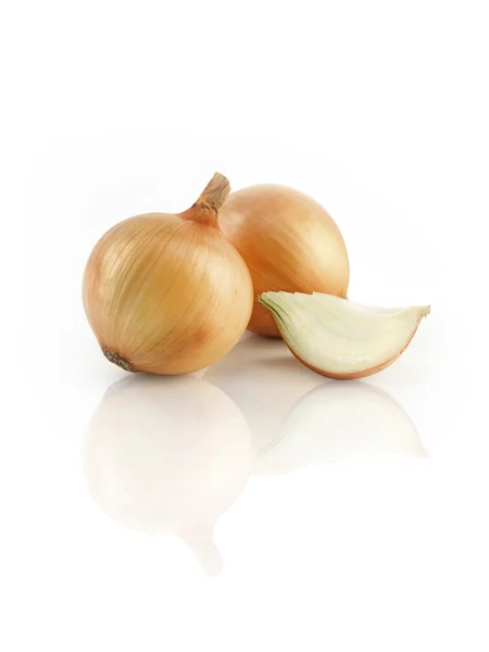 Onion on reflective table — Stock Photo, Image