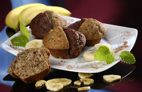 Банановые и шоколадные кексы — стоковое фото