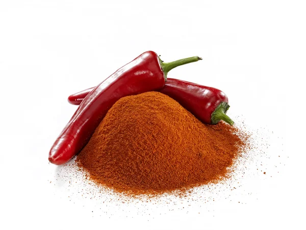 Gehackte und ganze rote Paprika auf weißem Hintergrund — Stockfoto