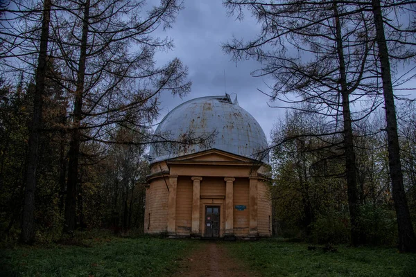 Seltsames rostiges verlassenes Observatoriumsgebäude im Wald — Stockfoto