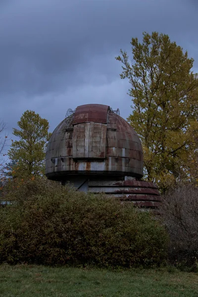 Ormandaki garip paslı terk edilmiş gözlemevi binası. — Stok fotoğraf