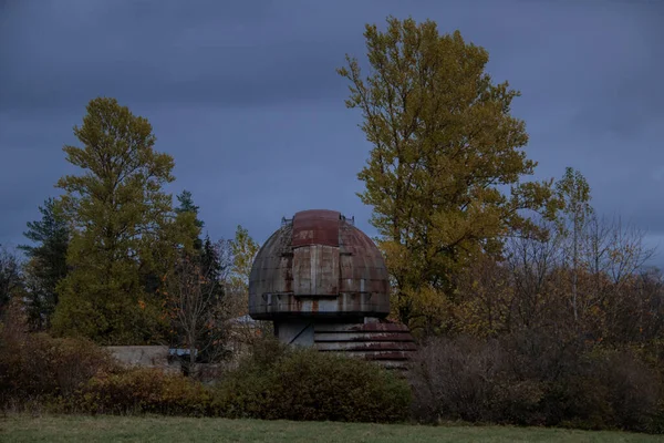 森林里奇怪的生锈的废弃天文台建筑 — 图库照片