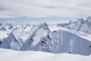 Karlı Dağlar bulutların tepesinde mavi gökyüzü Kafkaslar