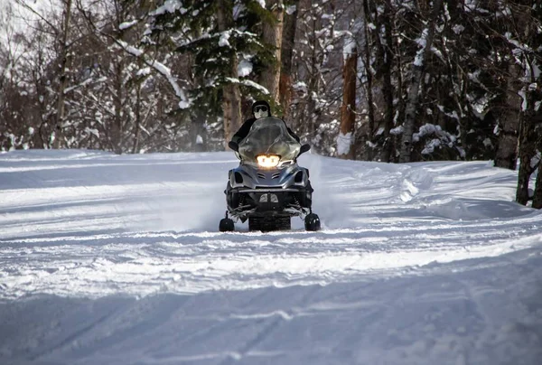 Snowmobile Preto Passeios Uma Estrada Nevada Nas Montanhas — Fotografia de Stock