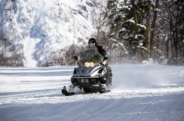 Snowmobile Preto Passeios Uma Estrada Nevada Nas Montanhas — Fotografia de Stock