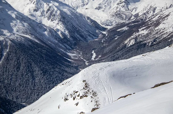 Valle nevado entre las montañas del Cáucaso — Foto de Stock