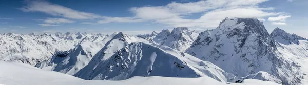 Panoramatický pohled na zasněžené hory vrcholky v mracích modrá obloha Kavkaz — Stock fotografie