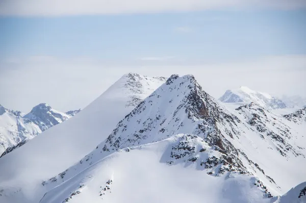 雪山高耸入云，蓝天，高加索 图库图片