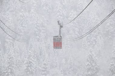 Kafkasların dağlarında güçlü kar yağışı altında Cableway