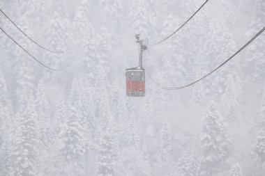 Kafkasların dağlarında güçlü kar yağışı altında Cableway