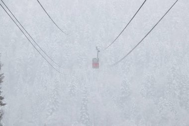 Kafkasların dağlarında güçlü kar yağışı altında Cableway