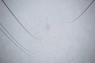 Kafkasların dağlarında güçlü kar yağışı altında Cableway