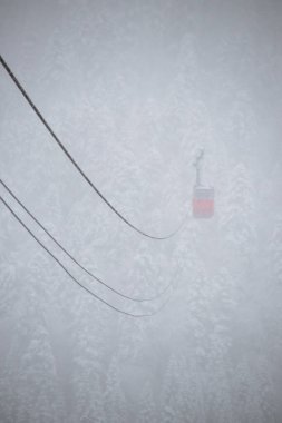 Kafkasların dağlarında güçlü kar yağışı altında Cableway