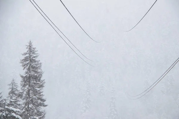 Θέα Από Σταθμό Συρματόσχοινα Στην Ισχυρή Χιονόπτωση Στα Βουνά — Φωτογραφία Αρχείου