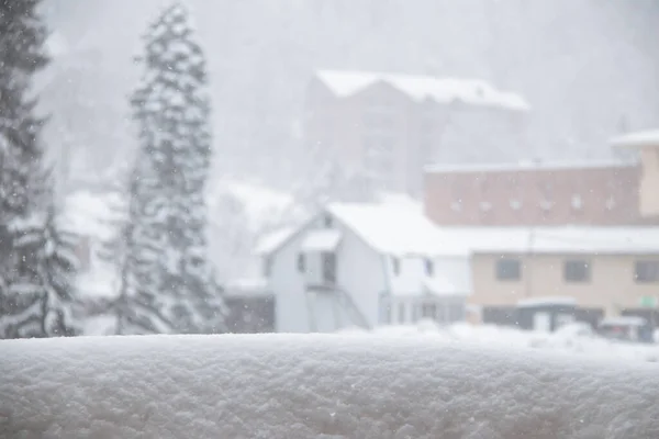 Dağlardaki güçlü kar yağışı altında kablo istasyonundan görüntüyü izle