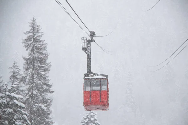 Cableway Στην Ισχυρή Χιονόπτωση Στα Βουνά Του Καυκάσου — Φωτογραφία Αρχείου