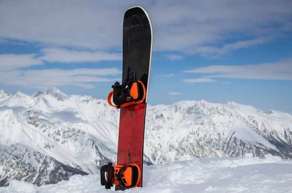 Snowboard Stoi Śniegu Szczycie Gór — Zdjęcie stockowe