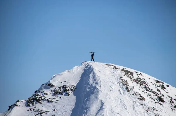 Mann Mit Snowboard Auf Dem Gipfel Des Schneebedeckten Kaukasischen Berges — Stockfoto