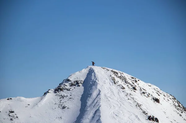Hombre Con Snowboard Cima Nevada Montaña Caucásica — Foto de Stock