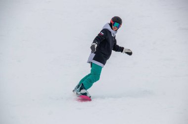 # Kız kayağa biniyor Dağın yamacından aşağı #