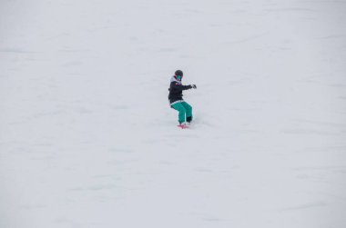 Dağın yamacında kayak yapan bir kız.