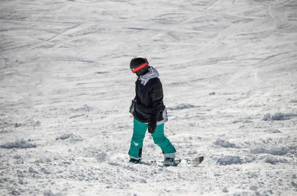 Menina Snowboard Passeios Para Baixo Lado Montanha — Fotografia de Stock