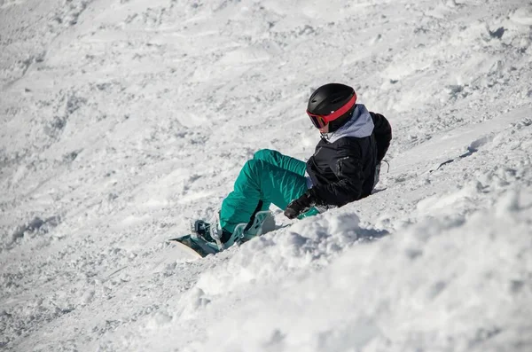 Girl Snowboard Rides Side Mountain — Zdjęcie stockowe