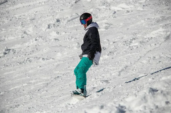 Lány Egy Snowboard Lovagol Hegy Oldalán — Stock Fotó