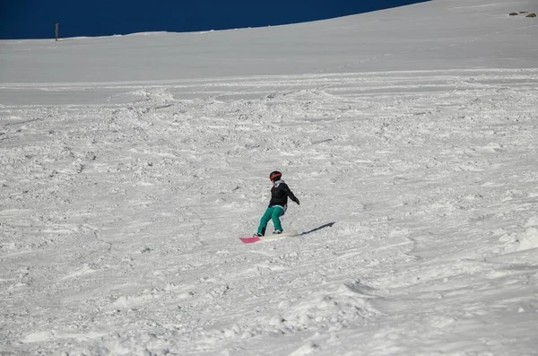 Girl Snowboard Rides Side Mountain —  Fotos de Stock