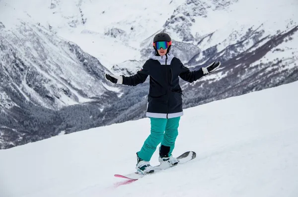 Girl Snowboard Rides Side Mountain — Stock Photo, Image