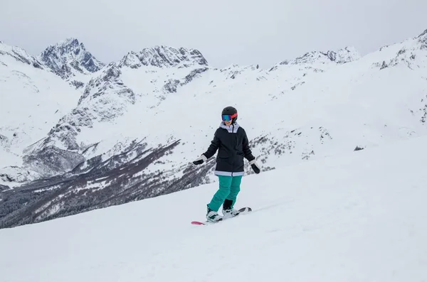 # Kız kayağa biniyor Dağın yamacından aşağı #