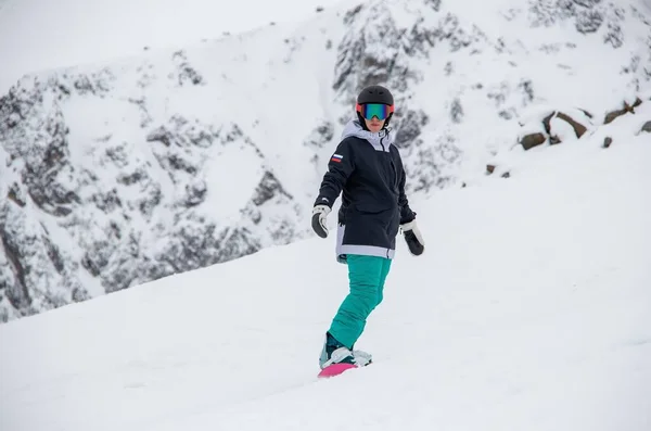 Girl Snowboard Rides Side Mountain — 스톡 사진