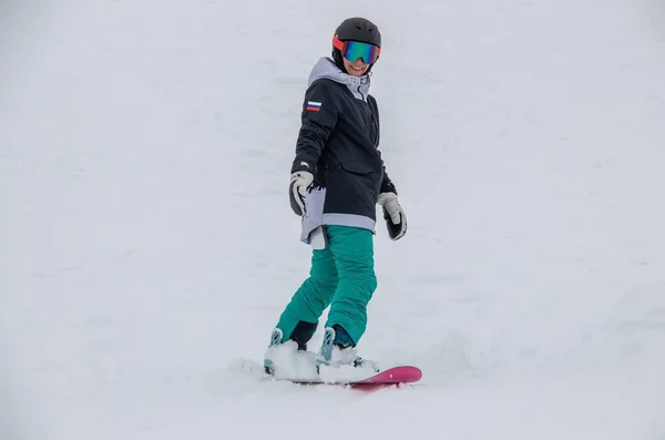 Girl Snowboard Rides Side Mountain — Fotografia de Stock