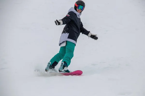 Girl Snowboard Rides Side Mountain — 图库照片