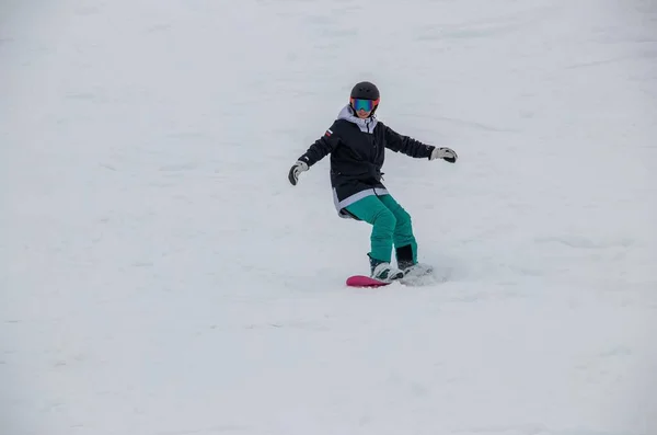 Girl Snowboard Rides Side Mountain — 스톡 사진