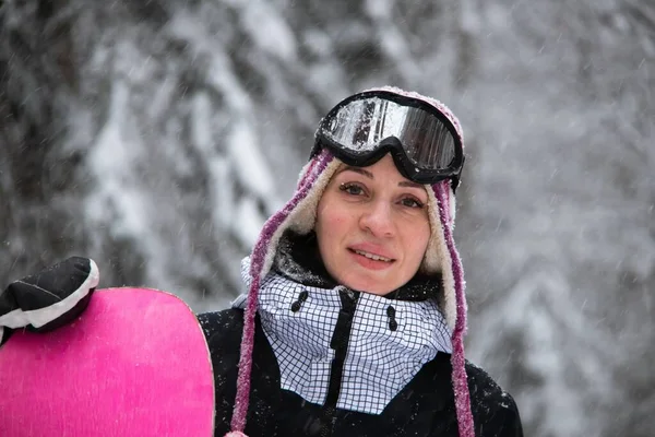 Dağlarda, ormanda kar yağışı olan bir kız.