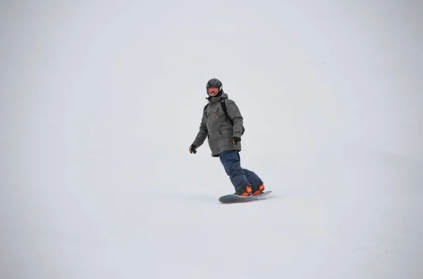 Człowiek Snowboardzie Zjeżdża Zbocza Góry — Zdjęcie stockowe