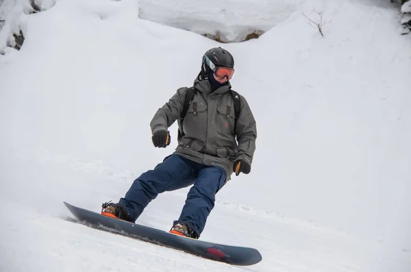 Man Snowboard Rides Side Mountain — Zdjęcie stockowe