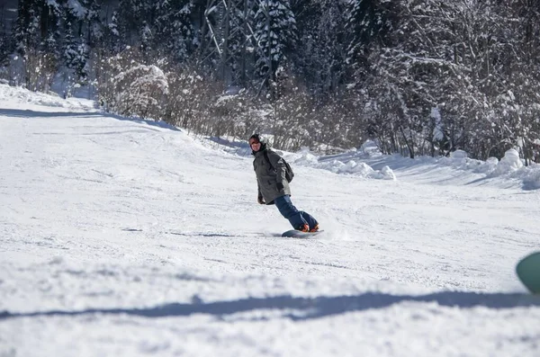 Man Snowboard Rides Side Mountain — Fotografia de Stock