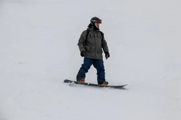 Człowiek Snowboardzie Zjeżdża Zbocza Góry — Zdjęcie stockowe