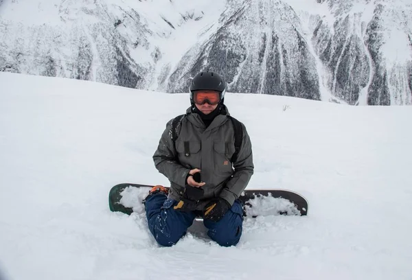 Man Snowboard Sits Side Mountain — Zdjęcie stockowe