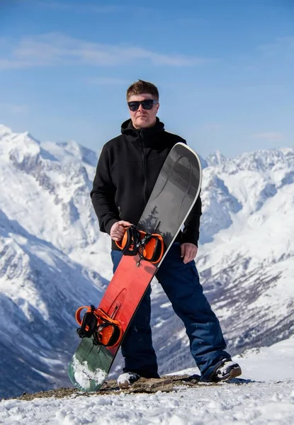 Portret Van Een Man Met Snowboard Een Besneeuwde Berg — Stockfoto