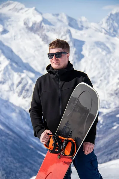 Portret Van Een Man Met Snowboard Een Besneeuwde Berg — Stockfoto