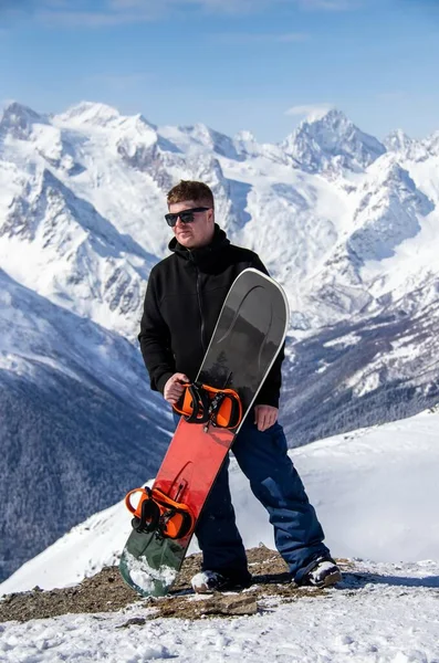 Portret Van Een Man Met Snowboard Een Besneeuwde Berg — Stockfoto