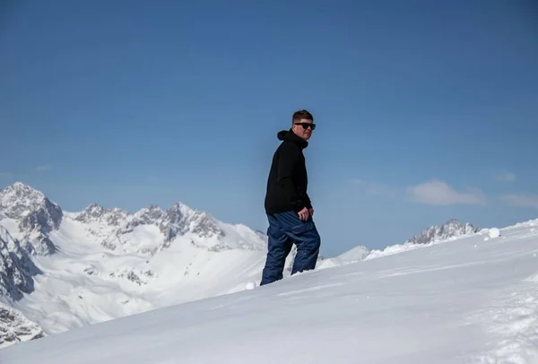Portrait Man Top Snowy Mountain — Stockfoto