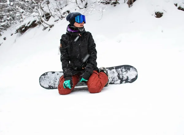 Girl Snowboard Sits Side Mountain —  Fotos de Stock