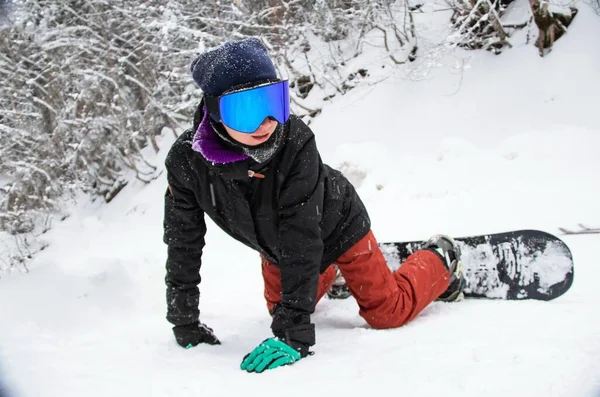 Girl Snowboard Sits Side Mountain — Foto de Stock