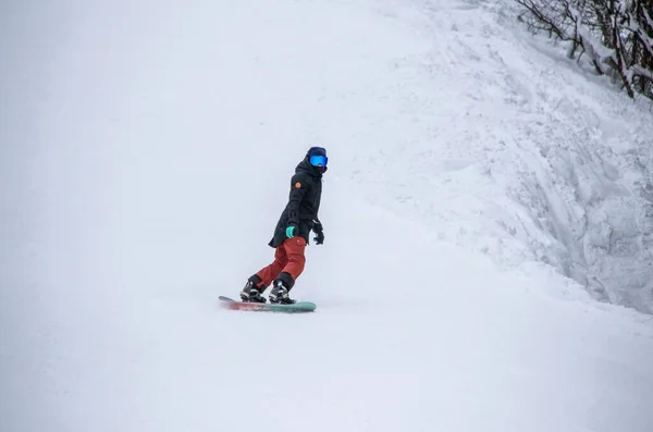 Chica Una Tabla Snowboard Paseos Por Lado Montaña —  Fotos de Stock