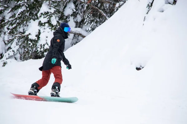 Girl Snowboard Rides Side Mountain —  Fotos de Stock
